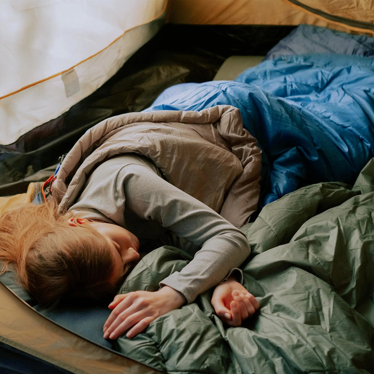 COVACURE Camping Blanket, Packable Down Alternative Outdoor Blanket-Blue